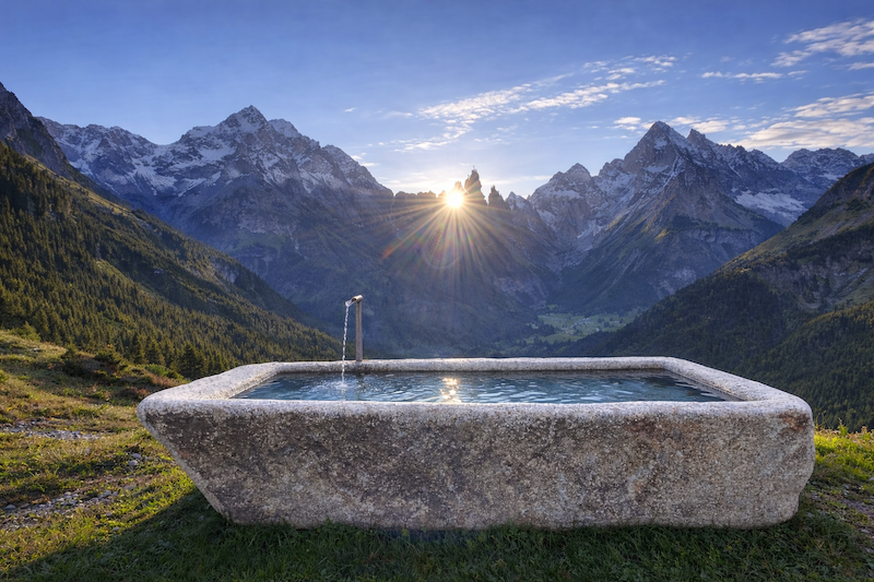 Gartenbrunnen XXL in eine wunderschönen Berglandschaft