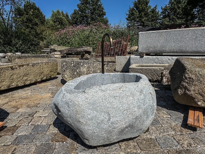 Findlingsbrunnen heller Granit