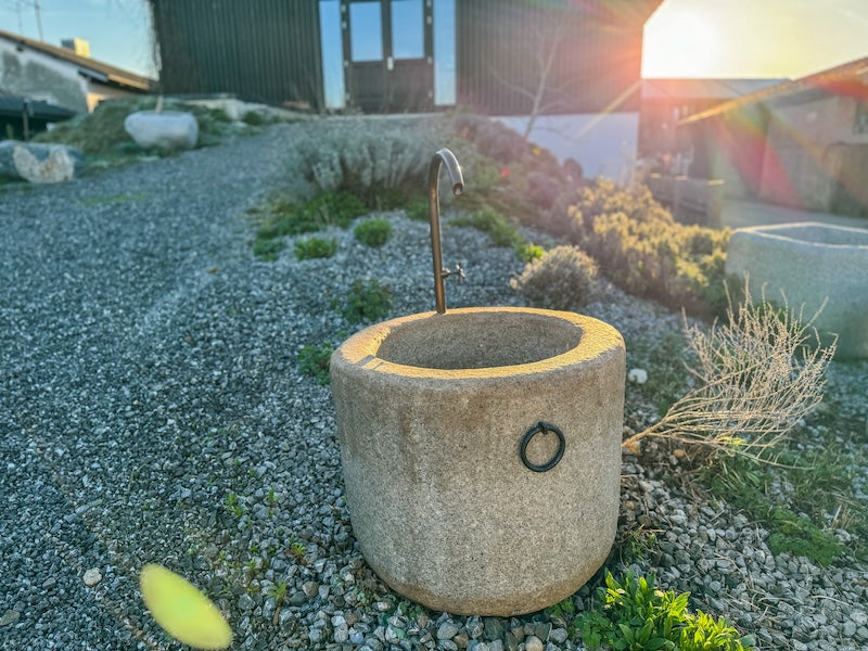 runder Granitbrunnen