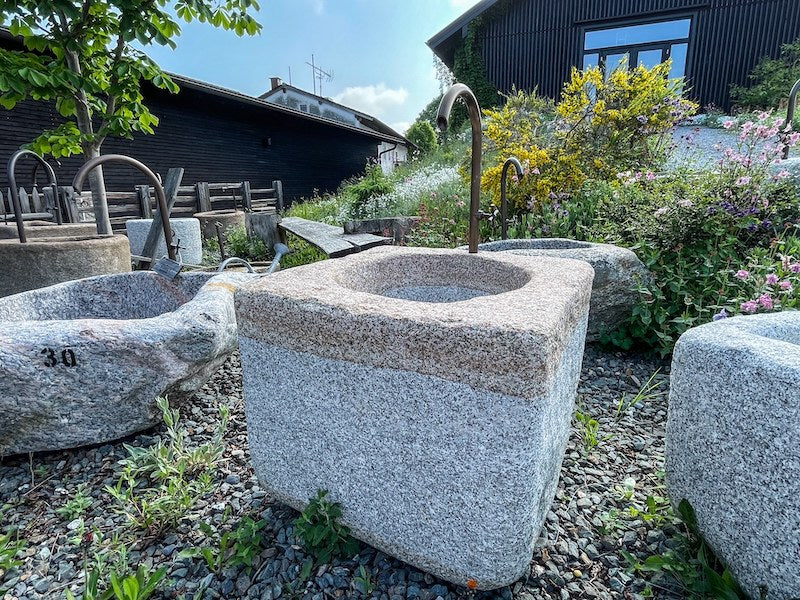 Quadratischer heller Granitbrunnen