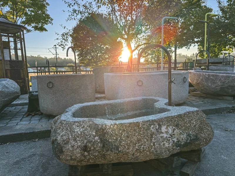 Großer Findlingsbrunnen grau
