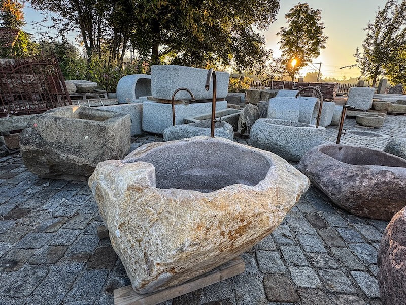 Findlingsbrunnen mit rostfarbenen Stellen
