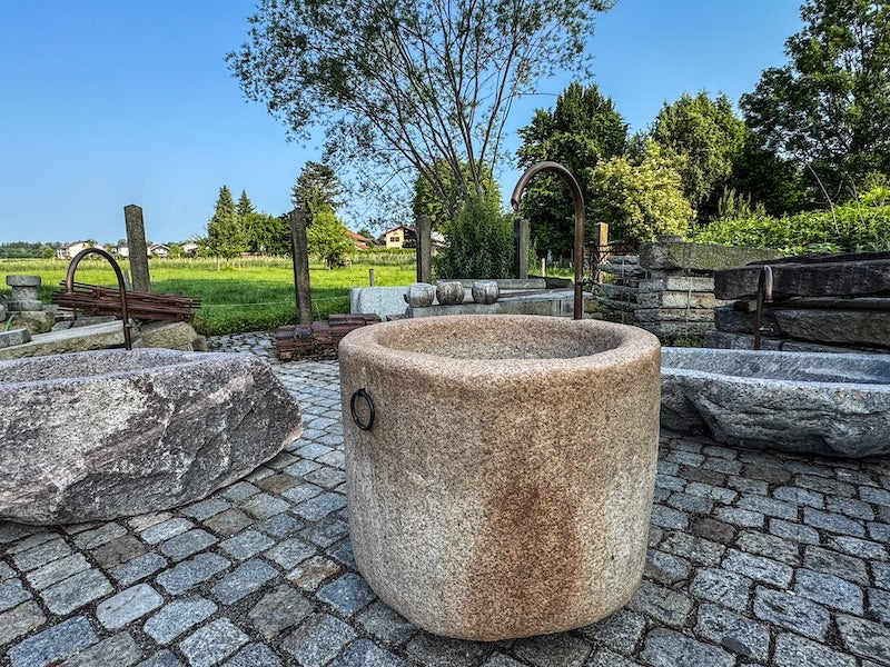 Natursteinbrunnen rund