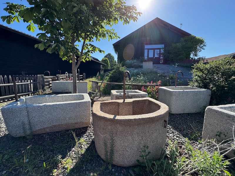 Halbrunder Granitbrunnen gefärbt