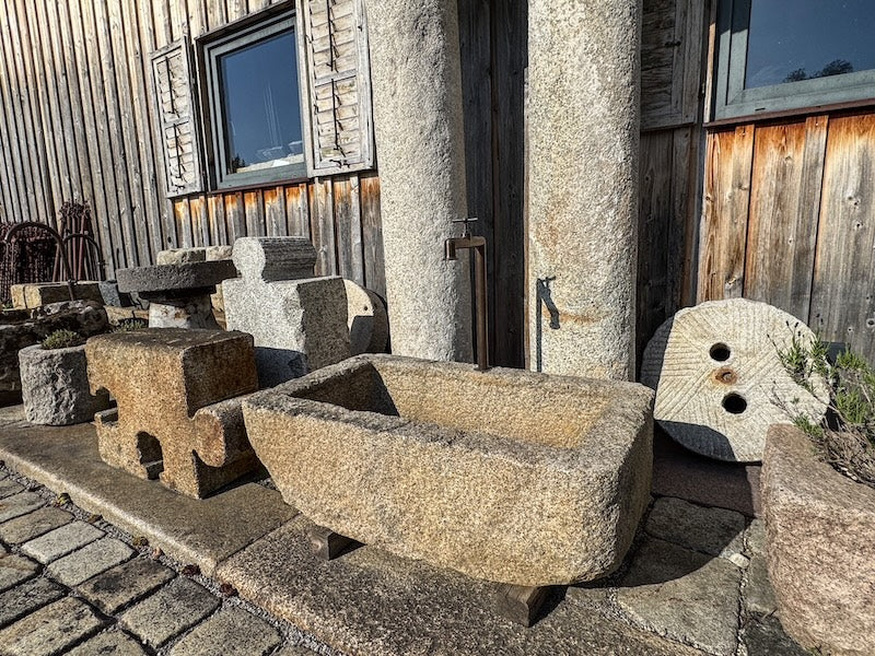 Brunnentrog mit Wassereinlauf
