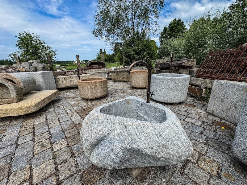Findlingsbrunnen grau