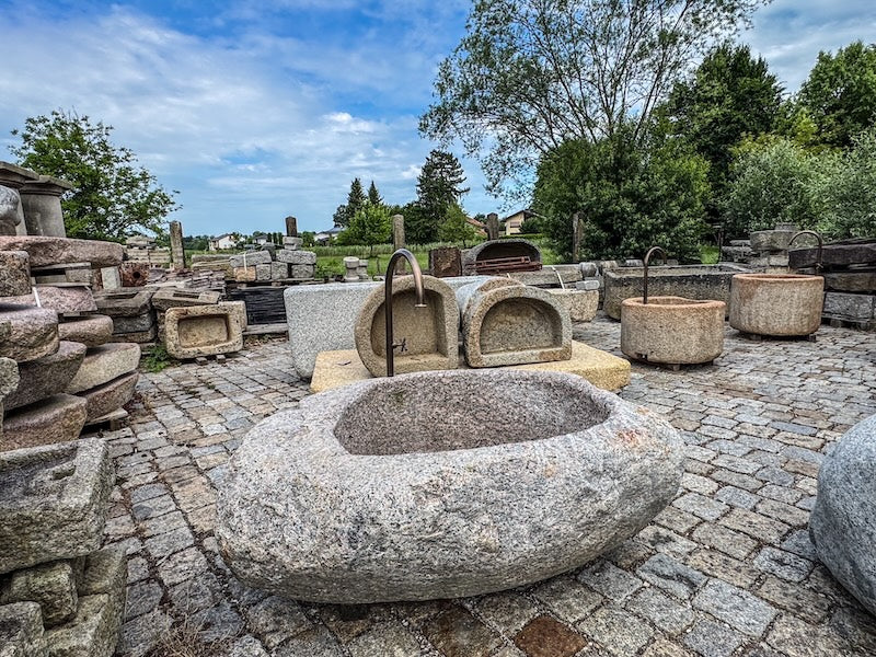 Findlingsbrunnen mit Wassereinlauf grau/rosa