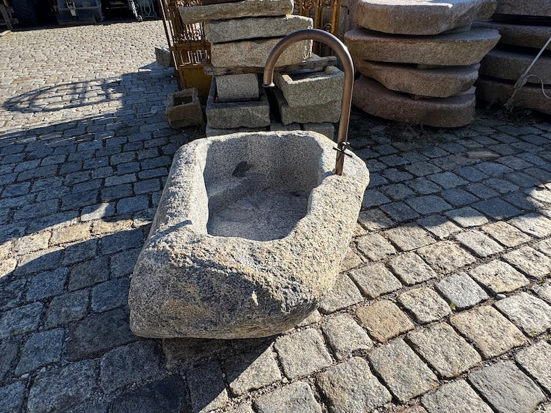 Findlingsbrunnen Messingwassereinlauf