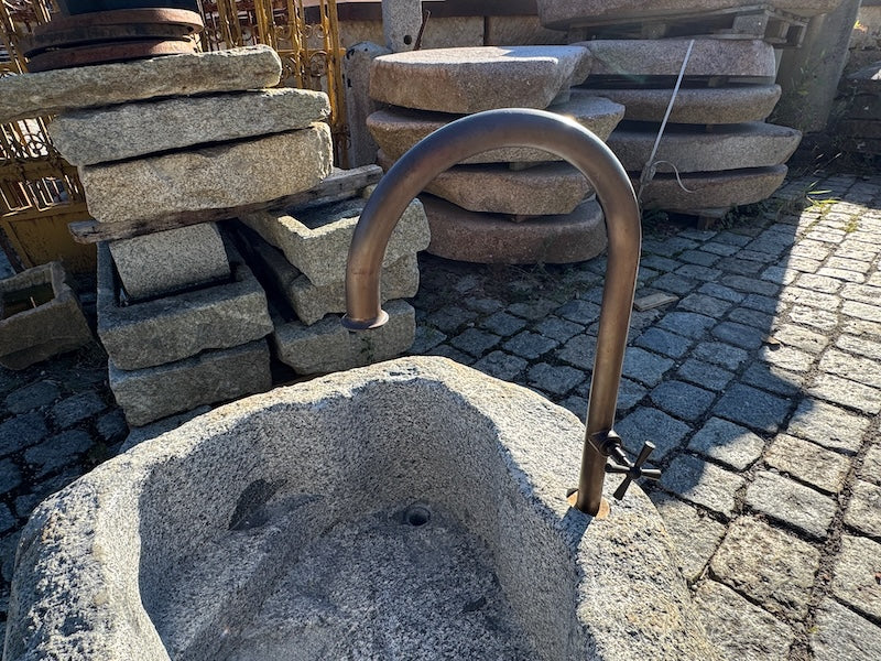 Findlingsbrunnen Messingwassereinlauf handgefertigt