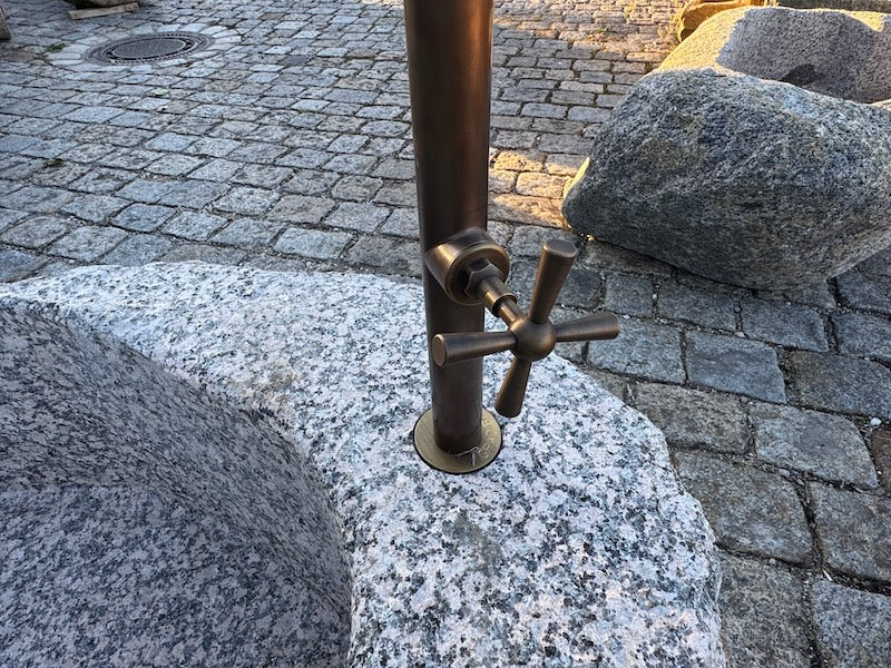 Findlingsbrunnen grau Handrad