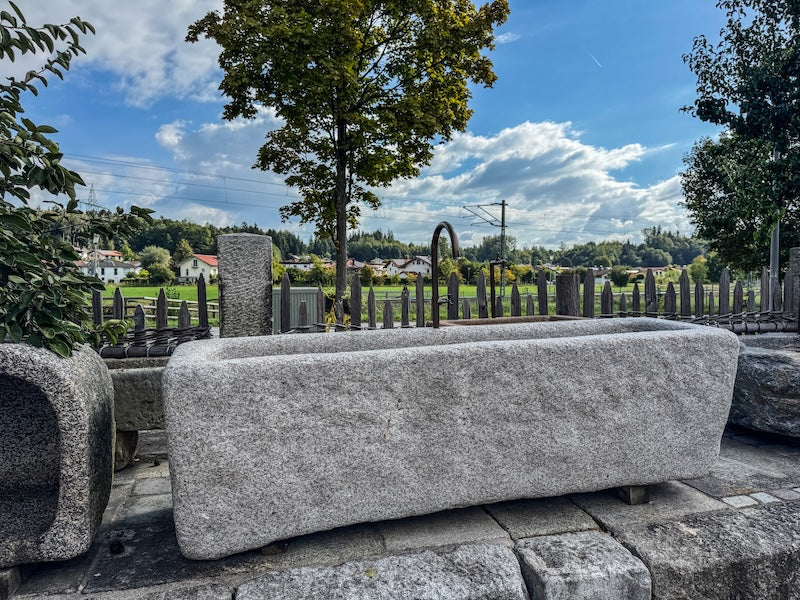 Granitbrunnen mit Wassereinlauf