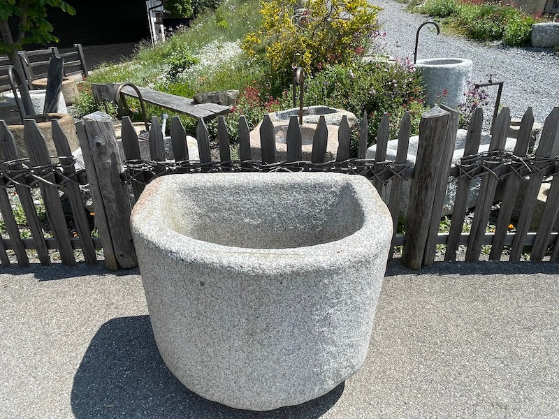 Steinbrunnen groß aus Granit