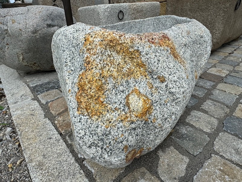 Oberfläche Findlingsbrunnen