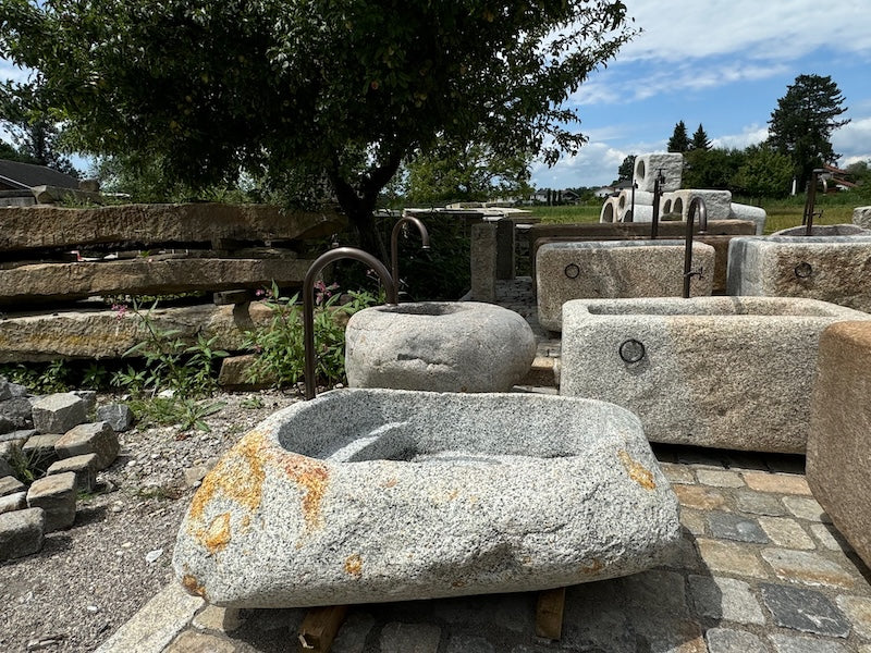 Nordischer Findlingsbrunnen Seitenansicht