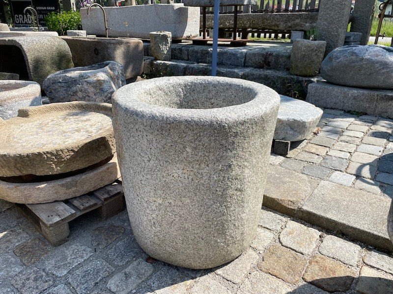 Grobkörniger Granitbrunnen rund aus Bayern
