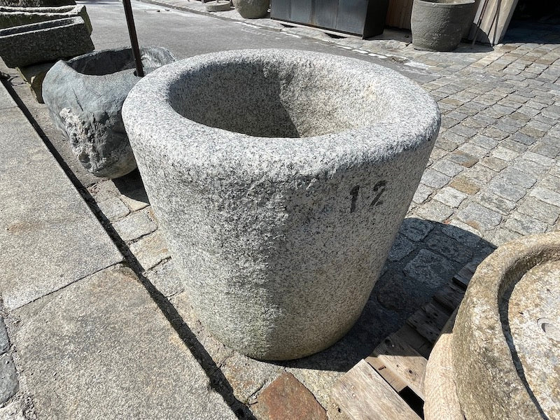 Grobkörniger Granitbrunnen rund kaufen