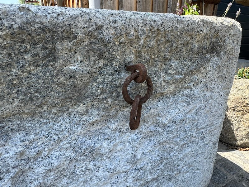 Granitbrunnen Oberfläche geflammt