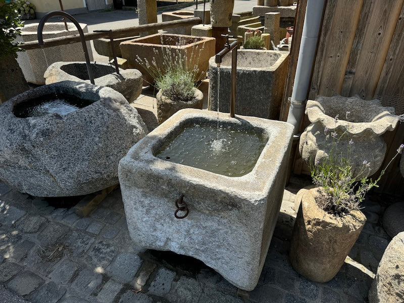 Granitbrunnen Vorderansicht