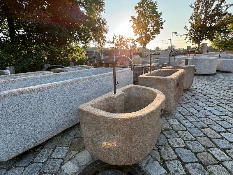 alter halbrunder granitbrunnen