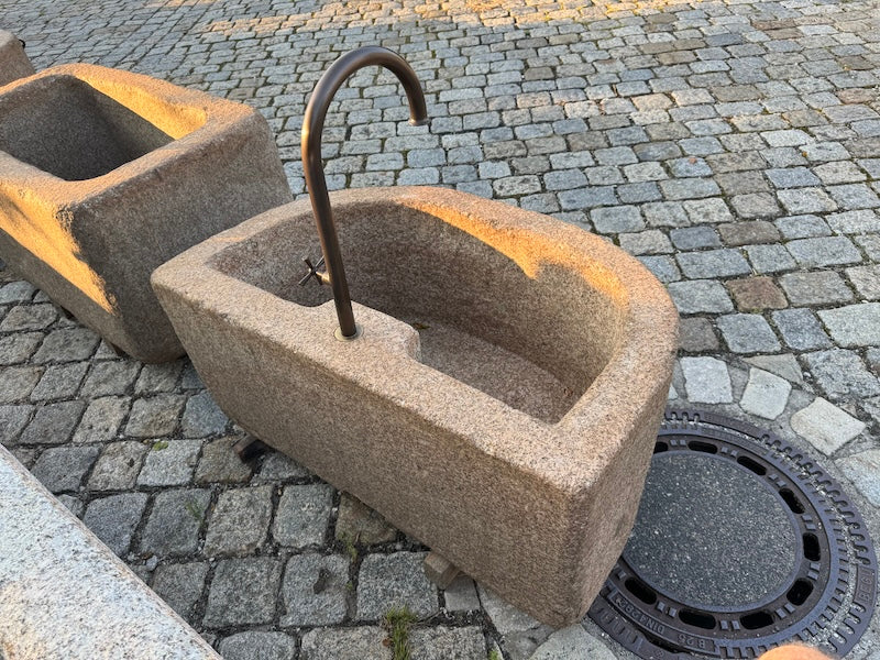 Halbrunder Granitbrunnen gefärbt