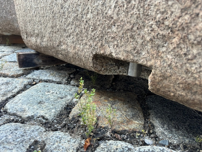 Halbrunder Granitbrunnen gefärbt