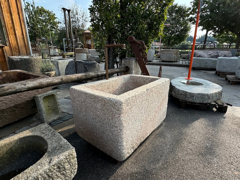 Steinbrunnen mit Naturoberfläche