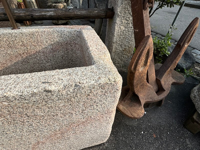 Steinbrunnen mit Naturoberfläche Brunnenbecken