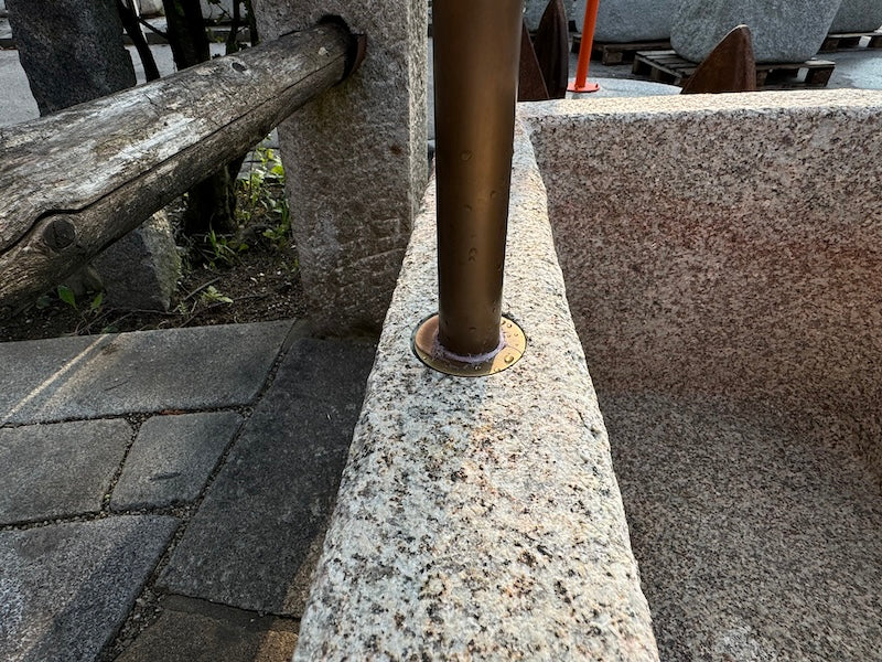 Steinbrunnen mit Naturoberfläche