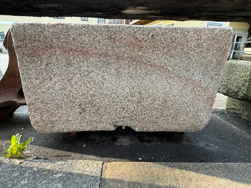 Steinbrunnen mit grober Oberfläche