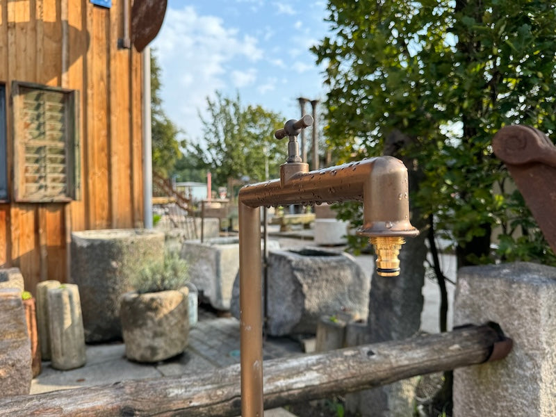 Steinbrunnen mit Naturoberfläche