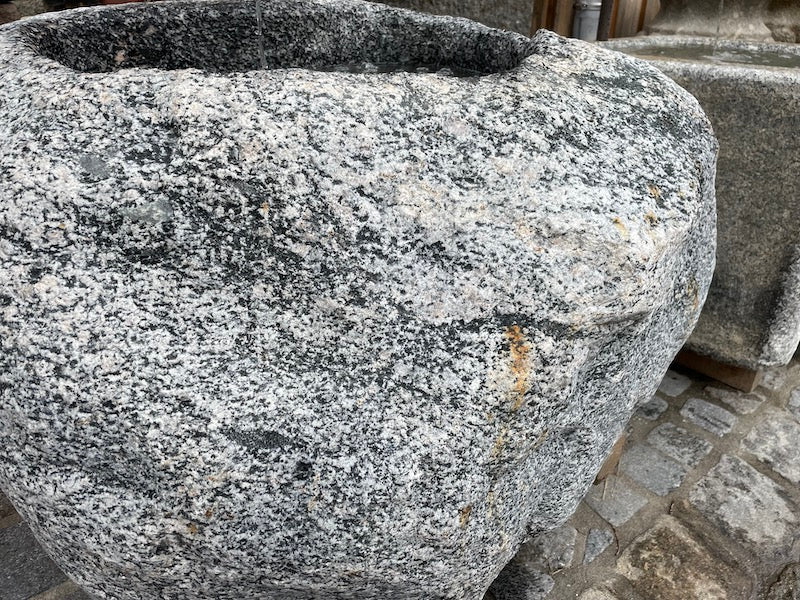 feine Oberfläche Findlingsbrunnen