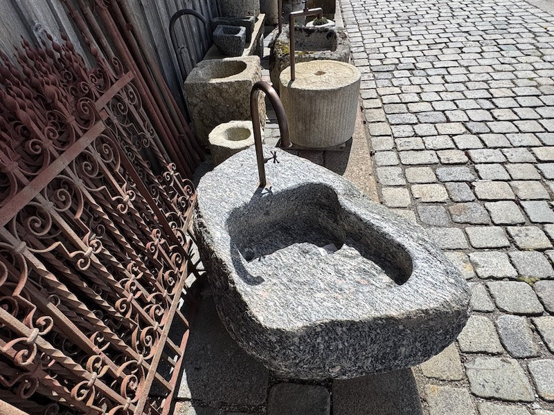 Design Brunnen mit Wasserhahn und Handrad