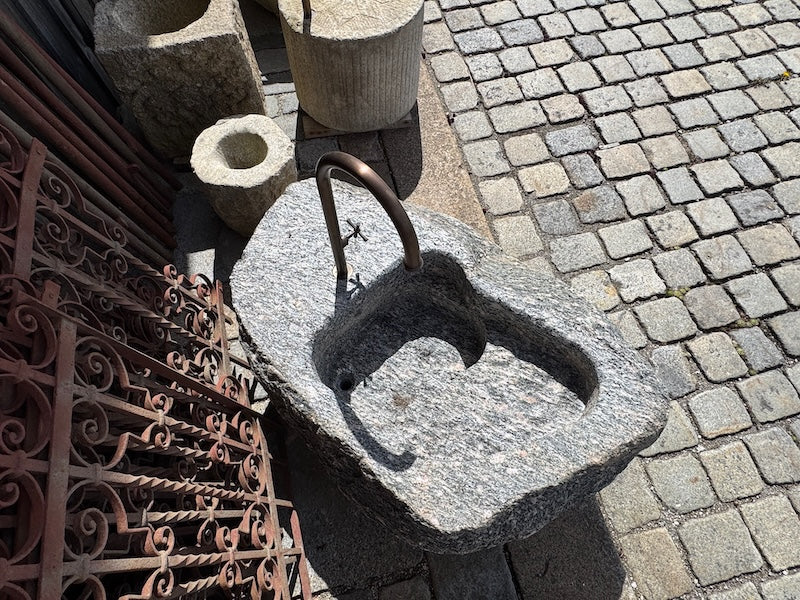 Design Brunnen mit Wassereinlauf
