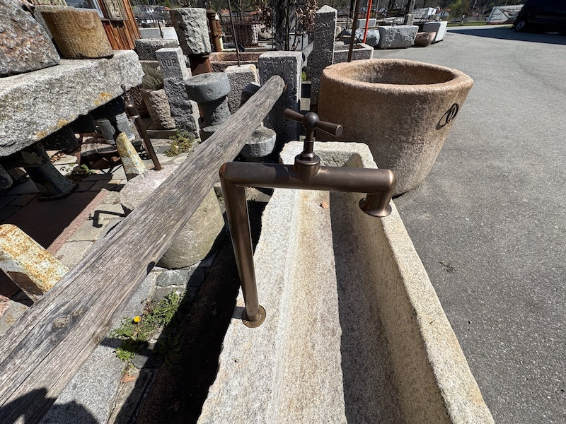 Granitsteintrog mit Wasserhahn