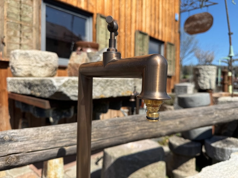 Granit Steintrog mit Wassereinlauf
