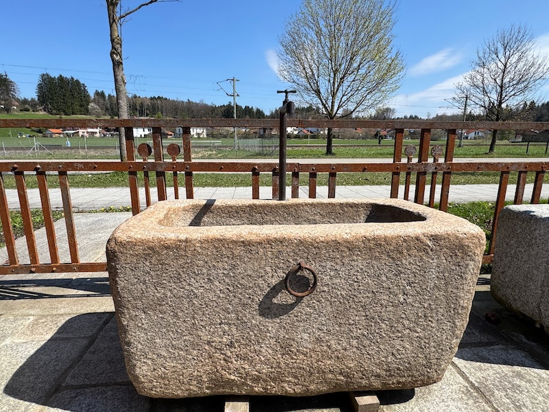 alter Brunnen klein mit Metallring