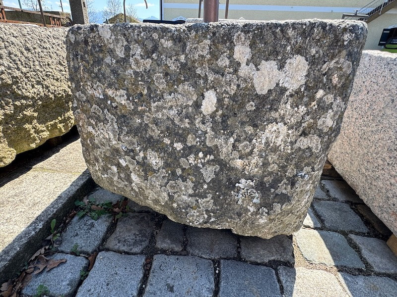 Steinbrunnen Unikat Seitenansicht