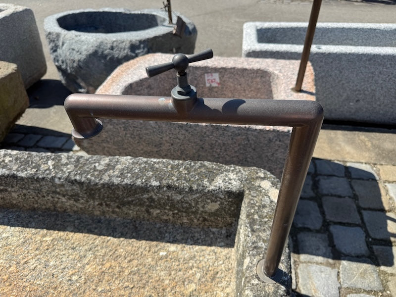Steinbrunnen Unikat Messinghahn