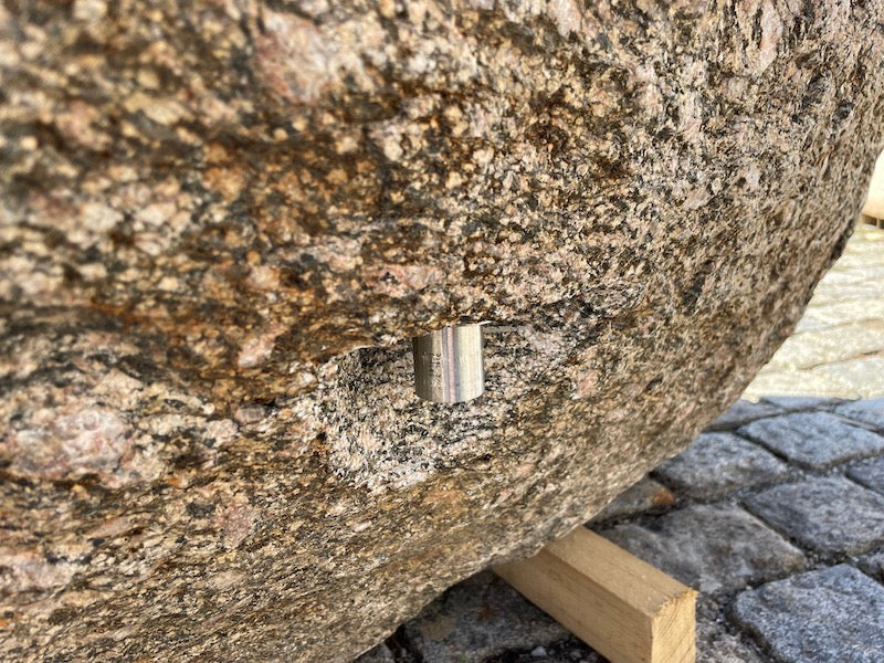 Findlingsbrunnen mit Wassereinlauf grau/rosa