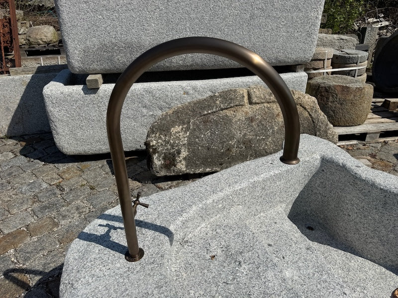 Granitbrunnen Rosenheim mit Wasserhahn