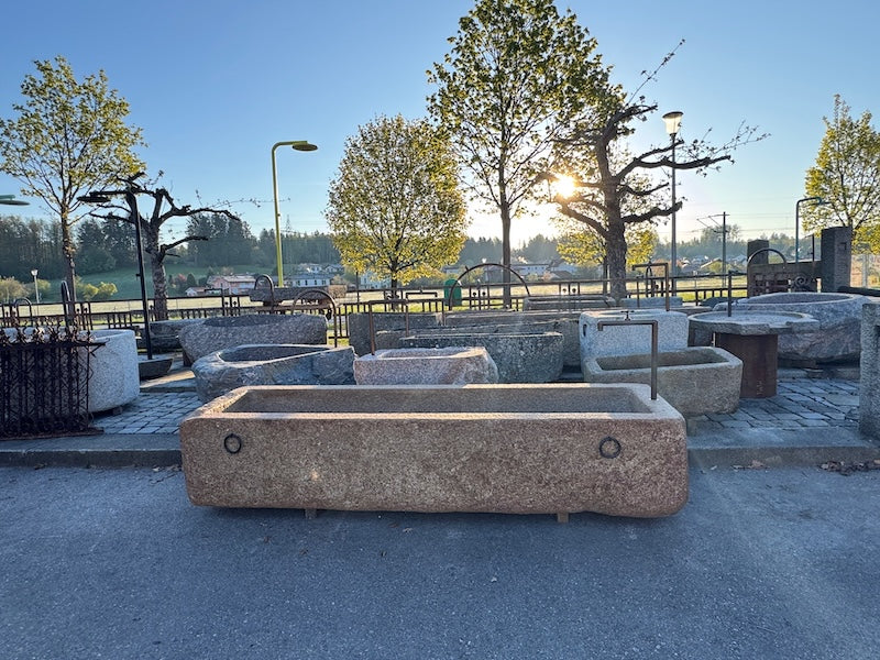 großer Natursteinbrunnen aus Bayern