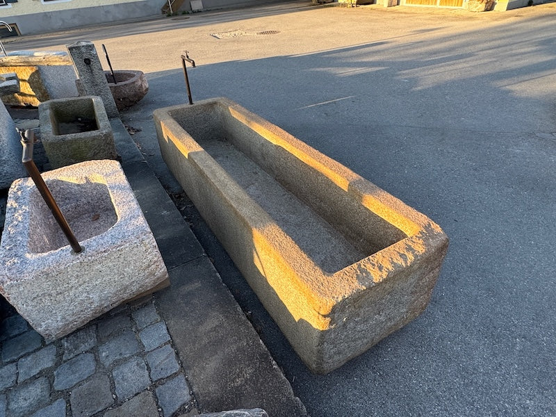 Großer Natursteinbrunnen mit Einschlüssen