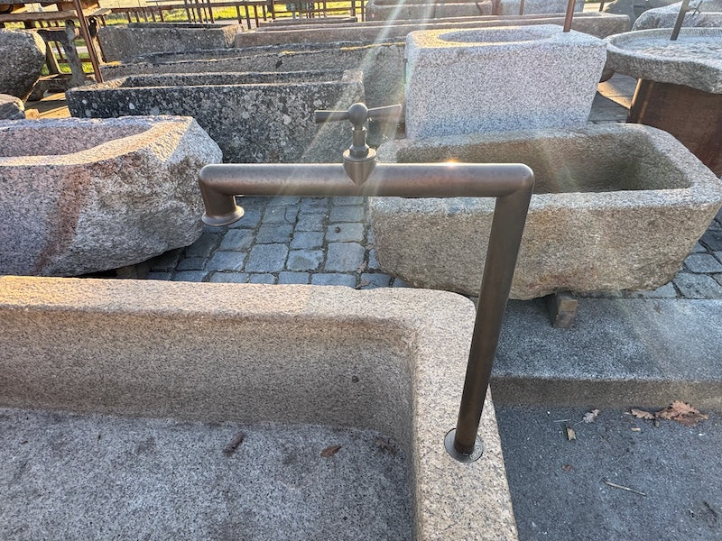 Großer Natursteinbrunnen