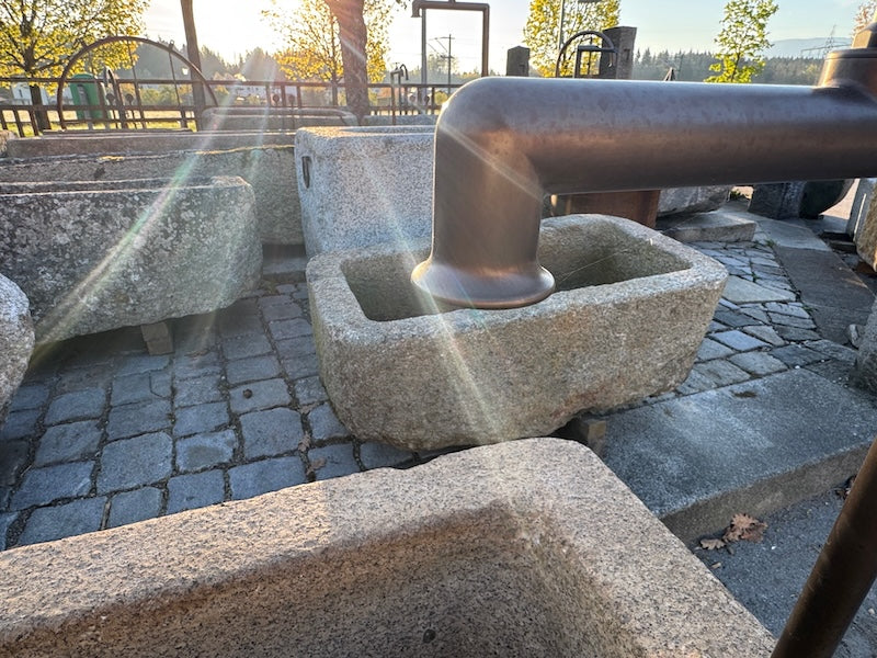 Großer Natursteinbrunnen