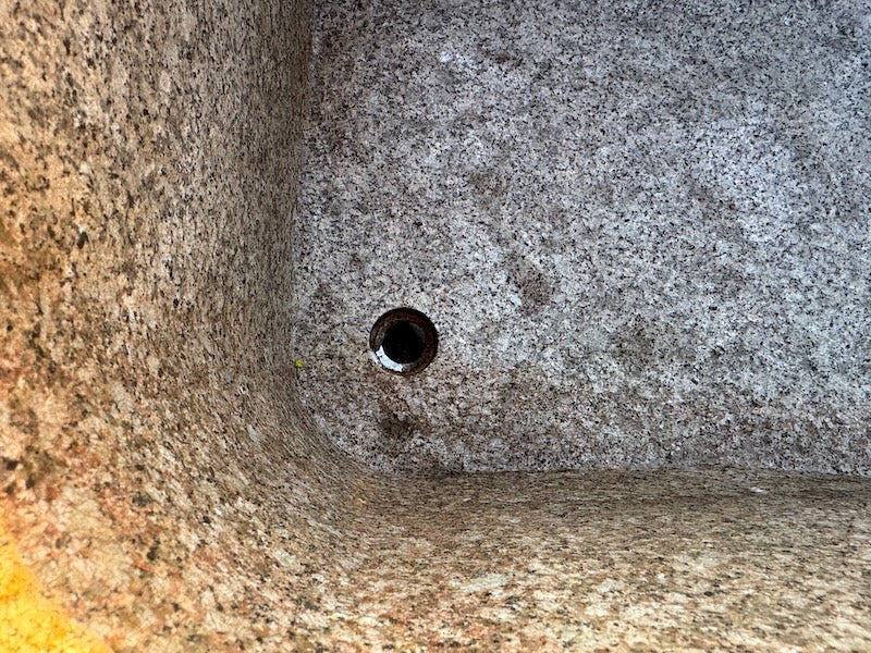 Großer Natursteinbrunnen