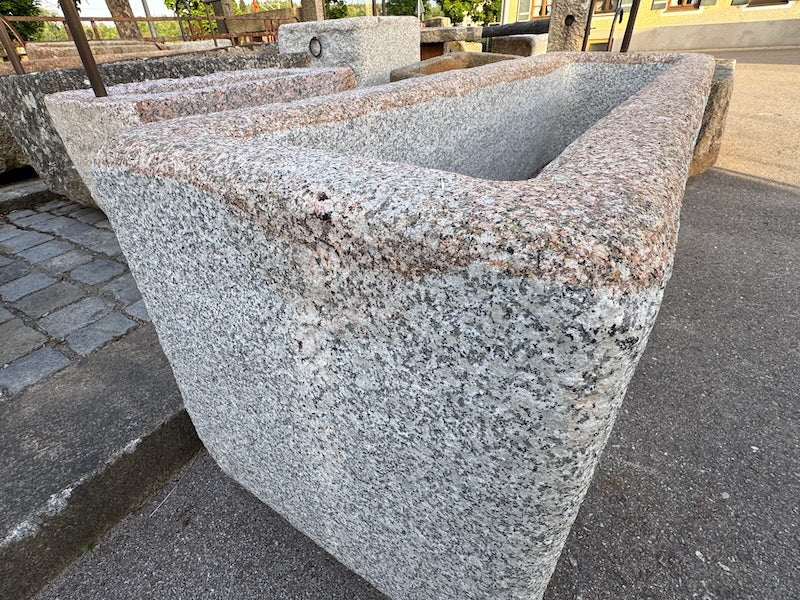 Granitbrunnen groß rechteckig von vorne