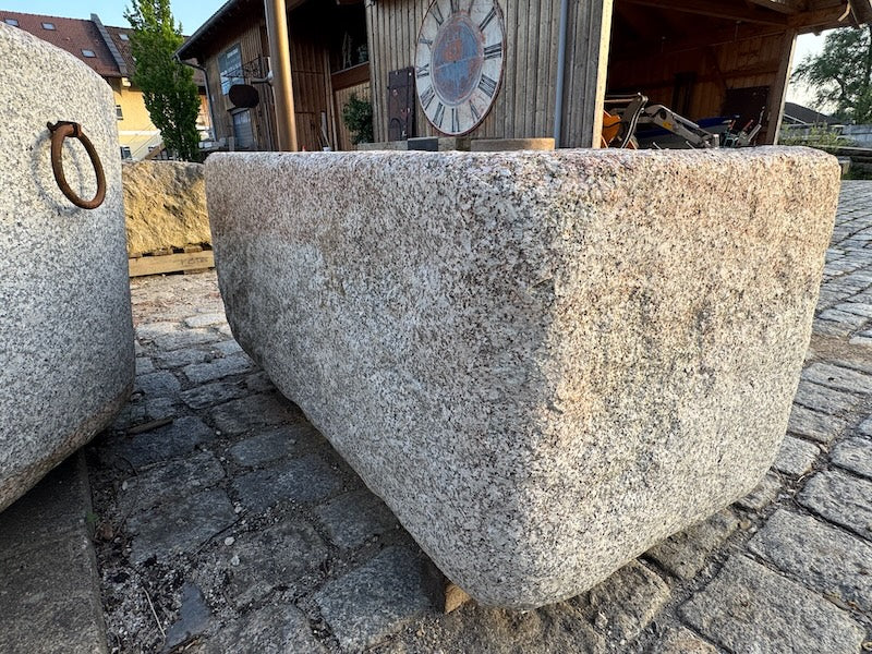 Steinbrunnen aus grauem Granit
