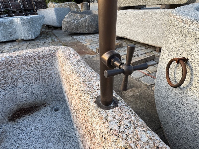 Steinbrunnen aus grauem Granit