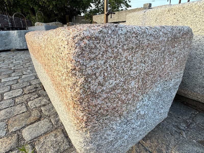Steinbrunnen aus grauem Granit