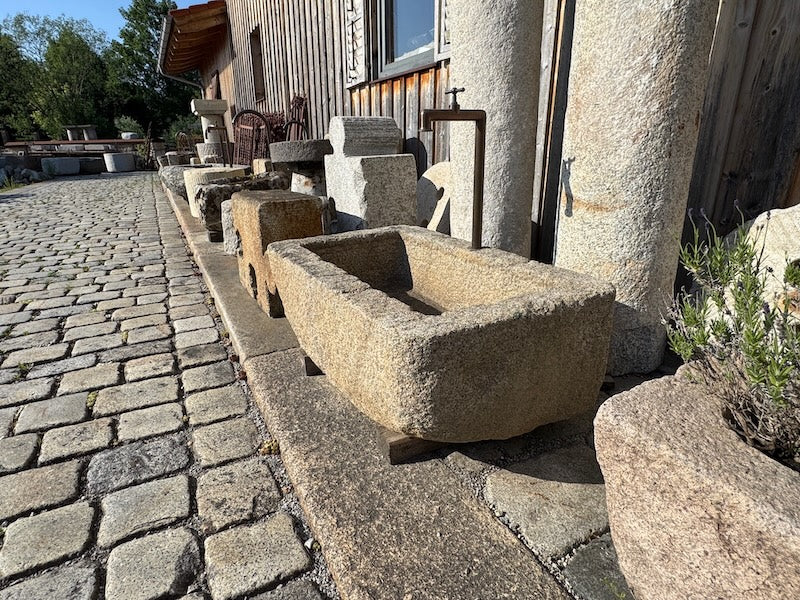 Brunnentrog mit Wassereinlauf
